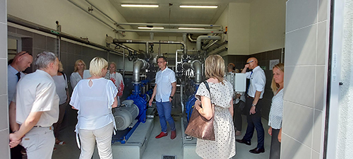 Radni Rady Miesjkiej zwiedzają linie technologiczną oczyszczalni,  po której oprowadziła gości pani  Agnieszka Fiszcher oraz Dyrektor ZGKLiC Marek Brzezina.