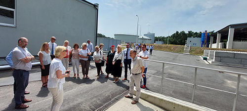 Radni Rady Miesjkiej zwiedzają linie technologiczną oczyszczalni,  po której oprowadziła gości pani  Agnieszka Fiszcher oraz Dyrektor ZGKLiC Marek Brzezina.