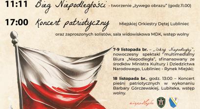 plakat obchodów Narodowego Swięta Niepoldegłości w Lublńcu kawałek lublinieckiego rynku z rzucem na szkołę muzyczną i dom rzemiosła z flagą polski na pierwszym planie 