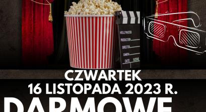 kubeł popkornu stojący miedzy kotarami kinowymi 
