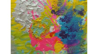 plakat z wykorzystaniem pracy z abstrakcyjnym malarstwem żółte tło plamy niebieskiej i białej farby z rozmazanymi paskami różowej farby
