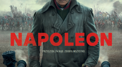 Napoleon w kapelusz na polu walki stoi mniedzy dwoma armatami