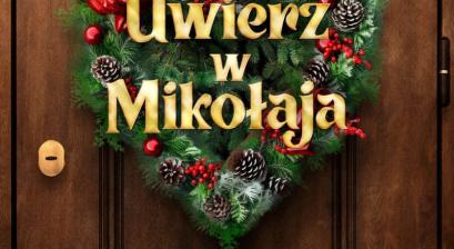 wieniec świąteczny na drzwiachz napisem uwierz w mikołaja