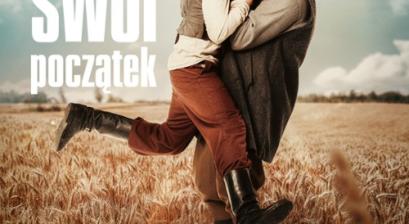 plakat filmu „SAMI SWOI. POCZĄTEK” z głównymi bohaterami Pawlakiem i KArgulem stojącymi na polu przenicy kłócących się