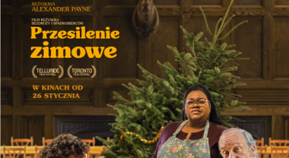 plakat filmu trójka głównych boharerów siedzi w stołówce szkolnej za nimi choinka świąteczna 