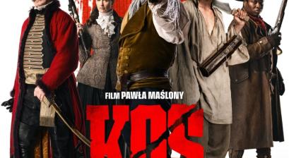 plakat filmu Kos  główni bohaterowie trzymający białą broń w rękach w ubraniach z osiemnastego wieku