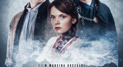 Plakat filmu Biała Odwaga. Na grafice góral, góralka oraz niemiecki oficer na niebiecko-szarym tle.