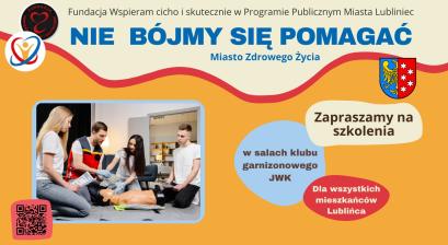 zdjęcie grupy osób pochylającej się nad fantomem do ćwiczeń pierwszej pomocy 