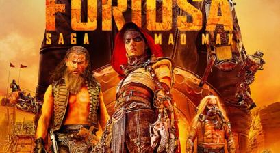 Plakat filmu FURIOSA: SAGA MAD MAX. Główni bohaterowie, w barbarzyńskim ubiorze, stoją na tle pustynnego krajobrazu.