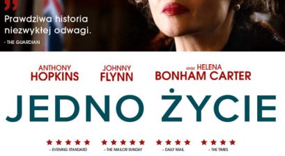 Plakat filmu JEDNO ŻYCIE. Mężczyzna i kobieta patrzący ze zmartwionym wyrazem twarzy.  Poniżej mężczyzna na peronie kolejowym trzymający dziecko na rękach. W tle powiewają hitlerowskie flagi.