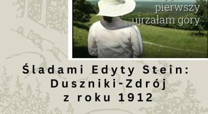Plakat zapraszający na wydarzenie. Kobieta w białej sukni i białym kapeluszu stojąca na pagórku i oglądająca krajobraz
