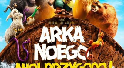 Plakat filmu ARKA NOEGO. AHOJ PRZYGODO!. Chłopiec i zwierzęta stojące na wielkiej łodzi na morzu