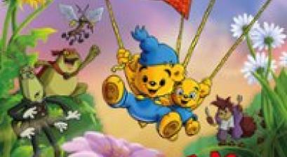 Plakat filmu BAMSE- MALUTKA PRZYGODA WIELKIEGO MISIA. Żółty miś wraz z drugim misiem spadają na jednym spadochronie w wielką trawę. W tle pozostałe postaci - robaczki