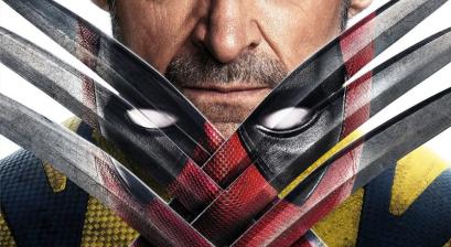 Plakat filmu DEADPOOL & WOLVERINE. WOLVERINE krzyżujące ostrza wychodzące z jego dłoni. W ostrzach odbija się postać Deadpoola.