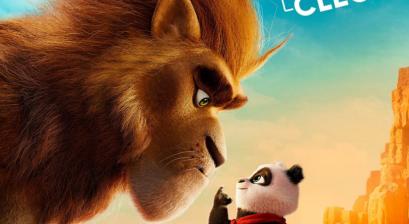 Plakat filmu PANDA I AFRYKAŃSKA BANDA. Panda stojąca twarzą w twarz z lwem na pustynnym terenie. Za pandą chowa się małpa. W tle widać inne zwierzęta