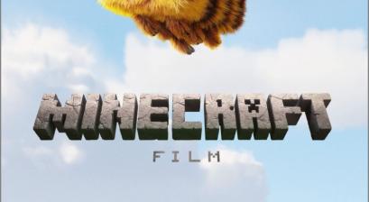 świat Minecrafta z kamiennym tytułem na środku nad nim lata kwadratowa puchata pszczoła a na ziemi w tle widać kwadratowe wzgórza porośnięte trawą