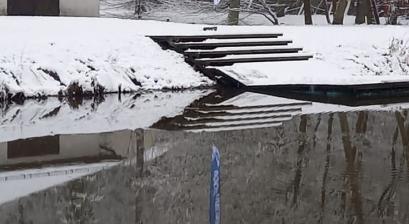 pomost kanału grunwaldzkiego pokryty śniegiem w Parku Miejskim w Lublińcu 