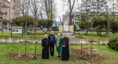 Dwa buki posadzone dla Parafii św. Stanisława Kostki na zdjęciu przedstawiciele Parafii oraz Anna Jonczyk Drzymała