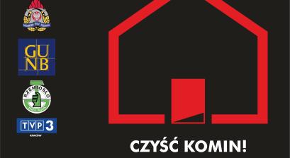 Plakat na czarnym tle, po lewej stronie u góry logo MCK, po prawej biały tekst SADZA PŁONIE. CZAD ZABIJA. ŻYJ. poniżej po lewej loga patronów akcji: PSP, GUNB, Rzemiosło Bielawa, TVP3 Kraków, po prawej czerwony kształt budynku i biały podpis CZYŚĆ KOMIN!. na samym dole loga partnerów akcji