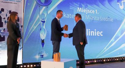 Burmistrz Edward Maniura odbiera nagrodę Water City na scenie centrum kongersowego  Politechniki Wrocławskiej