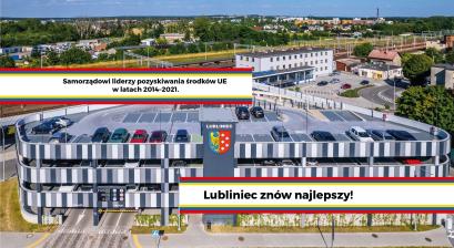 widok z lotu ptaka parkingu Park&Ride od strony wjazdu na parking z widokiem na tory położone zaraz za dworcem