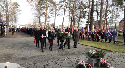 złożenie kwiatów pod pomnikiem poległych przez przedstawicieli władz samorządowych