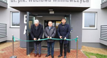 przecięcie wstęgi przed nowo oddanym dla mieszkańców blokiem, przez Burmistrza Miasta Lublińca, prezesa MTBS oraz prezesa firmy wykonawczej