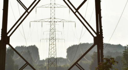 Przez słup elektryczny wysokiego napięcia widać słup elektryczny wysokiego napięcia