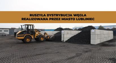 koparko ładowarka podjeżdza do składni węgla 