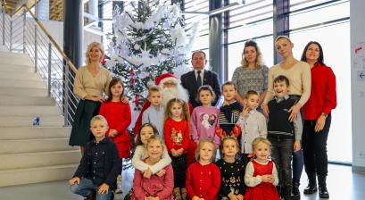 Dzieci i Panie z Przedszkola Językowego Wyspya Szkrabów z władzami miasta w Lubitece