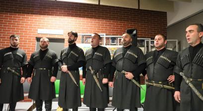 Członkowie zespołu  KHAREBA z gruzji podczas koncertu muzyki ludowej w strojach ludowych