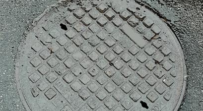 zdjęcie studzienki kanalizacyjnej