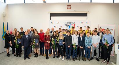 Nagrodzeni sportowcy i stypendyści wraz z władzami miasta