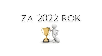 Tekst "za 2022 rok" postać z pucharem 