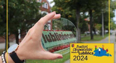 Ręka z lupą i napisem Lubliniec. Plakat Budżetu Obywatelskiego 2024 
