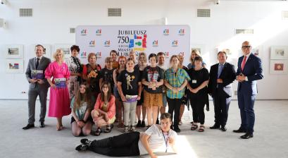 Goście wernisażu prac nagrodzonych na 28 Biennale Ilustracji Bratysława 2021 oraz wystawy „Słowacja w cichym obiektywie” w Lubitece