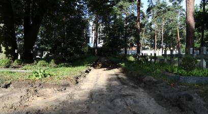 Zdjęcie remontowanej alejki na cmentarzu wojskowym 