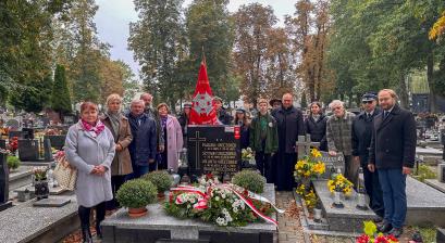 uroczystość na  cmentarzu parafialnym w Lublińcu na którym oznaczono grób weterana