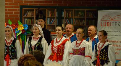 część churu zespołu Halka wykonujących utwór z repertuaru zespołu pieśni i tańca "Halka"