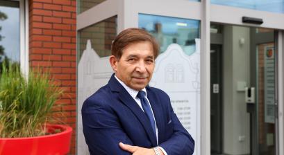 Jan Grajcar nowy zastępca burmistrza miasta w Lublińcu, przed budynkiem Centrum obsługi mieszkańców Urzędu Miejskiego