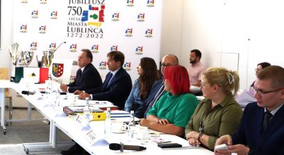 Burmistrz, zastępca burmistrza, sekretarz miasta, skarbnik, radni - podczas sesji Rady Miejskiej 