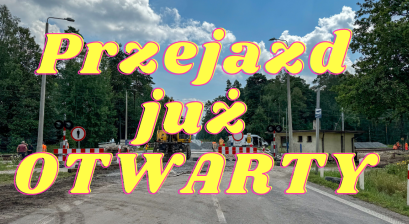 Zdjęcie przejazdu kolejowego z napisem "Przejazd już otwarty" 