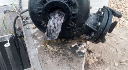 Element kanalizacji sanitarnej zapchanej ścierką 