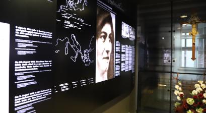 Wnętrze Muzeum Edyty Stein - tablice informacyjne oraz zdjęcie Edyty Stein 