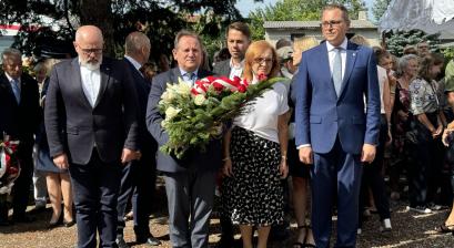 Delegacja z burmistrzem Edwardem Maniurą składa kwiaty na cmentarzu wojskowym  