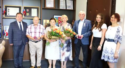 Burmistrz Edward Maniura, jubilaci obchodzący 50. rocznicę ślubu, sekretarz Urzędu Monika Breguła oraz naczelnik USC