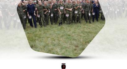 Plakat - zawodnicy Biegu o Nóż Komandosa przygotowują się do startu 