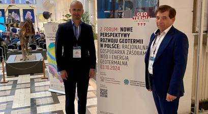 Radny Piotr Wojtulek oraz wiceburmistrz Jan Grajcar przy rollupie promującym Forum Geotermalne 