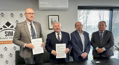 Na zdjęciu: Krzysztof Więcek, Józef Korpak, Ryszard Krawczyk, burmistrz Edward Maniura 