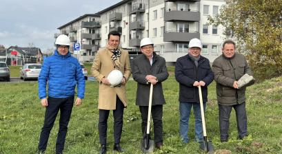 Na zdjęciu: burmistrz Lublińca Edward Maniura, poseł na Sejm RP Przemysław Witek, prezes zarządu SIM Śląsk Północ Józef Korpak, wiceprezes zarządu SIM Śląsk Północ Ryszard Krawczyk, specjalista ds. technicznych i inwestycji SIM Śląsk Północ Michał Mol, dyrektor kontraktów DOMBUD S.A. Wojciech Domin, kierownik budowy DOMBUD S.A. Marcin Chmieliński, zastępca kierownika budowy DOKBUD S.A. Artur Piętka